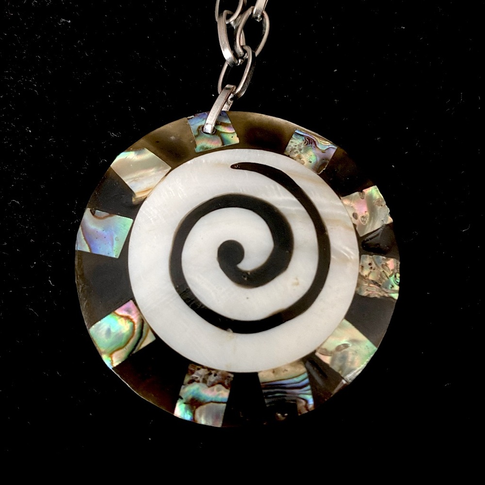 Vintage Abalone / Mother of Pearl Inlay Spiral Pendant Necklace - Picture 3 of 5